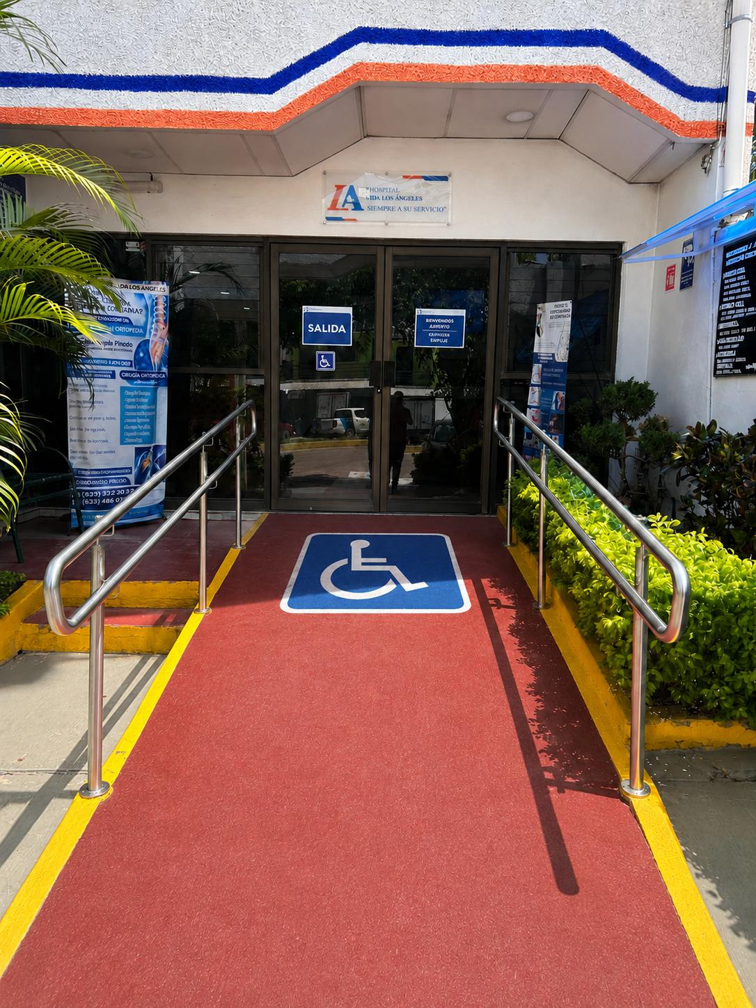 Pasamanos para personas con discapacidad en la entrada principal