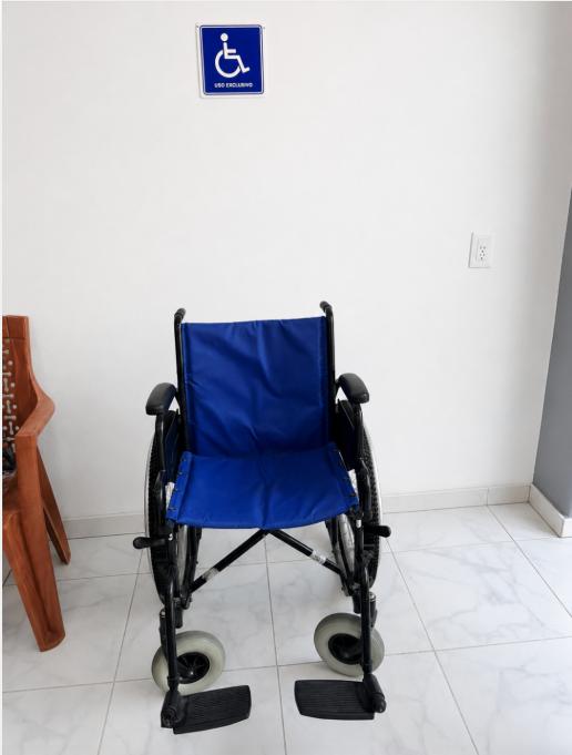 Área asignada para personas con discapacidad en la sala de espera