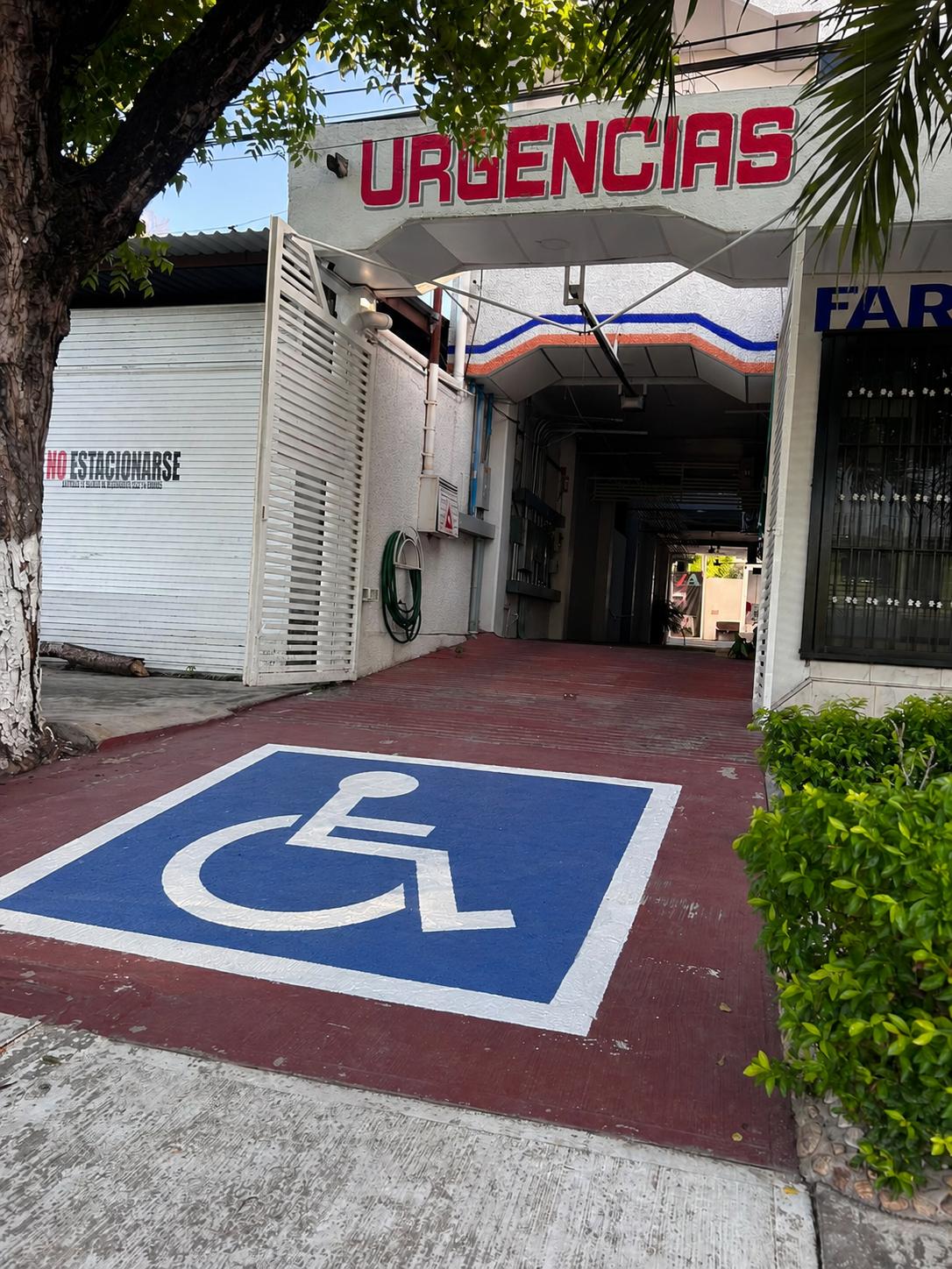 Señalamiento de entrada al estacionamiento para personas con discapacidad