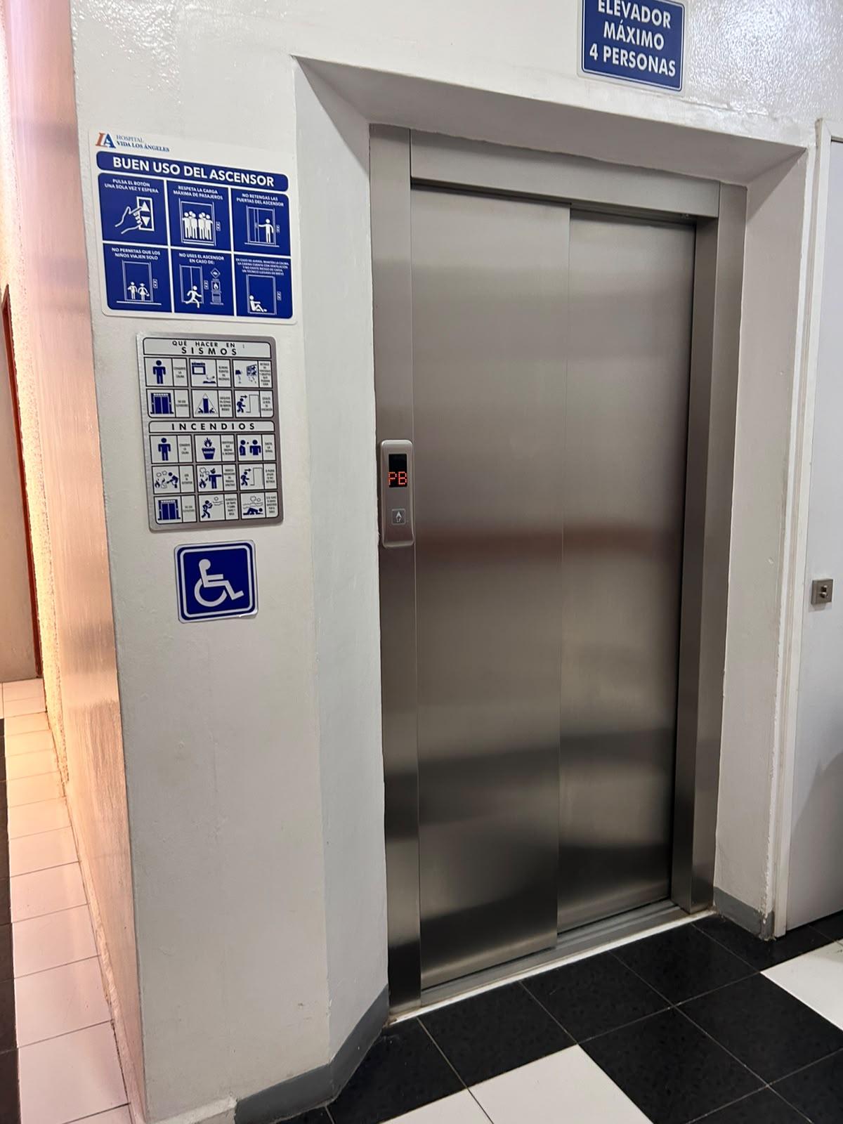 Elevador con señalamiento para personas con discapacidad