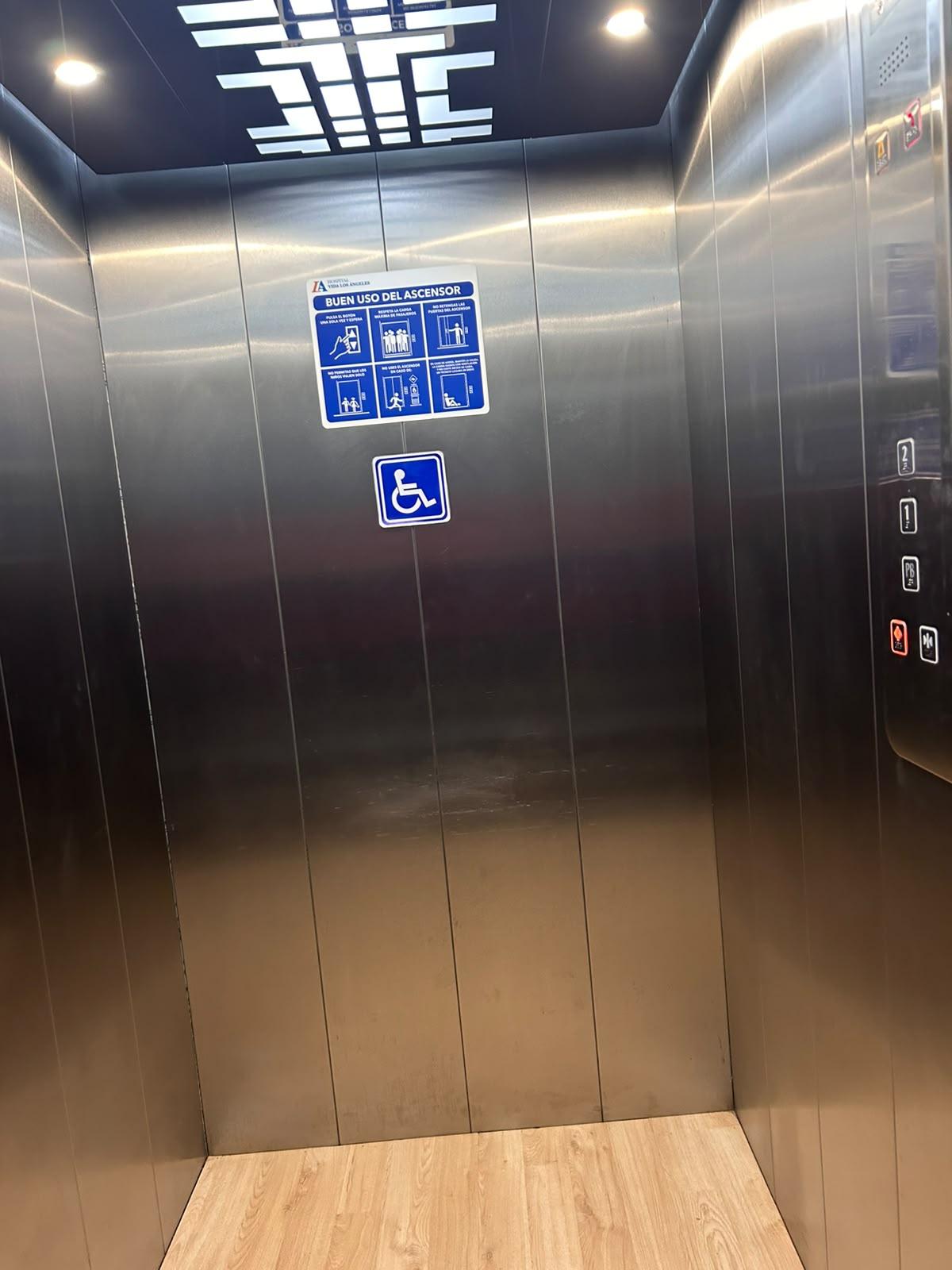 Señalamiento para personas con discapacidad dentro del elevador