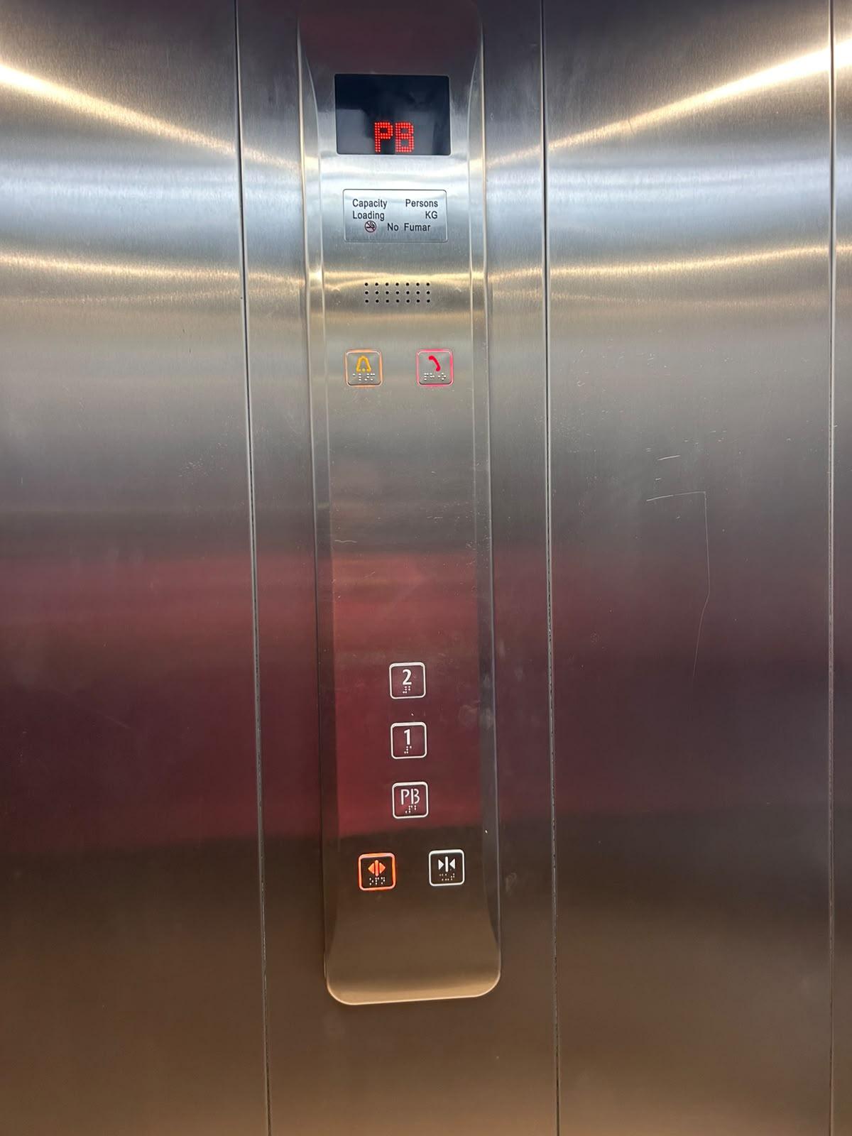 Botonera de elevador con braille y relieve