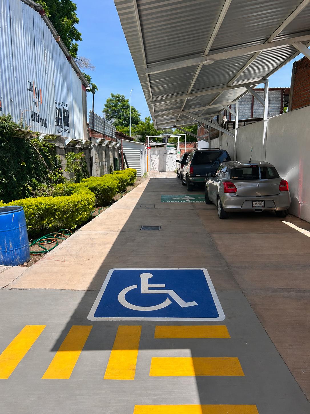 Señalamiento de personas con discapacidad en estacionamiento