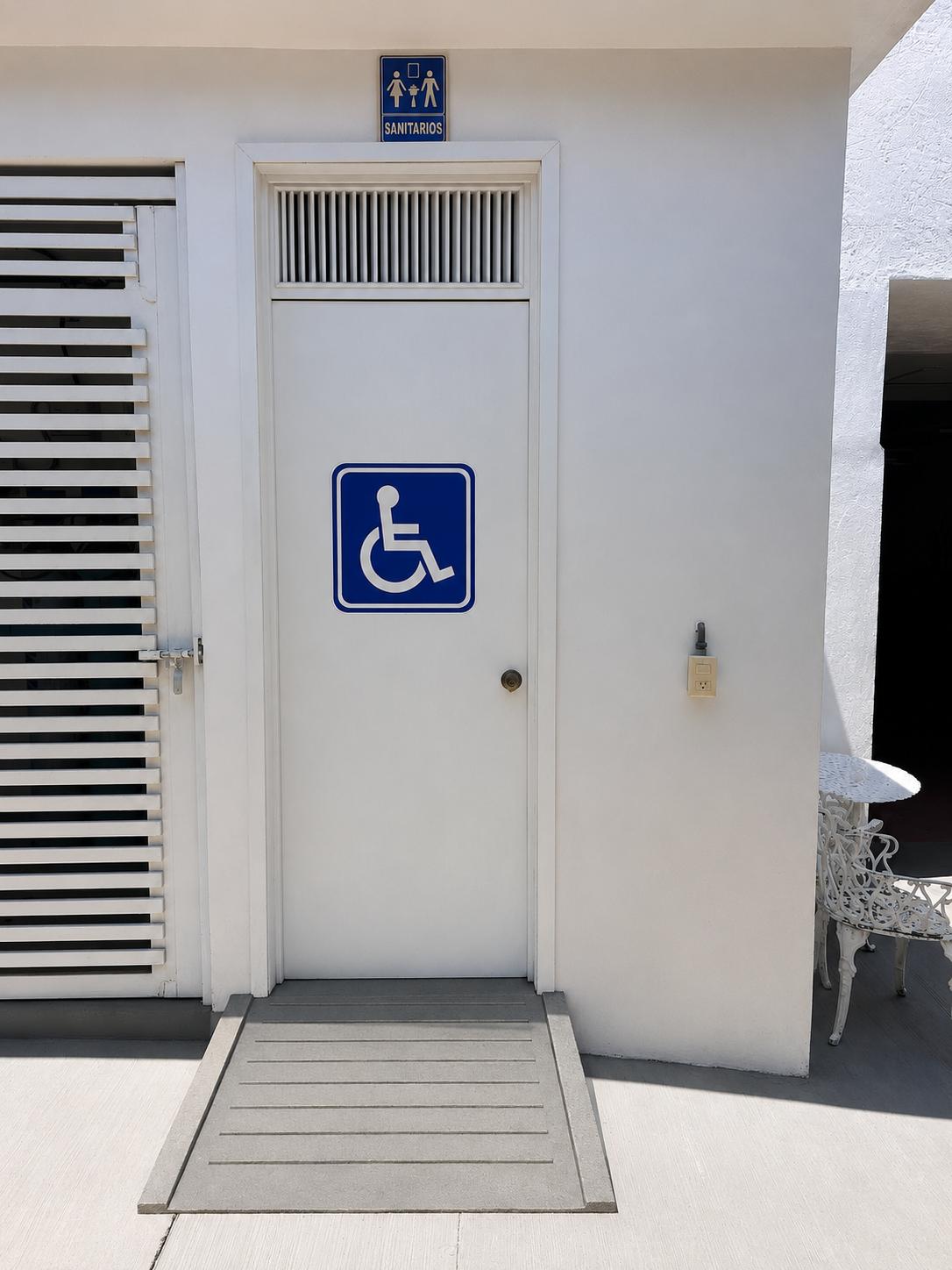 Baño asignado para personas con discapacidad